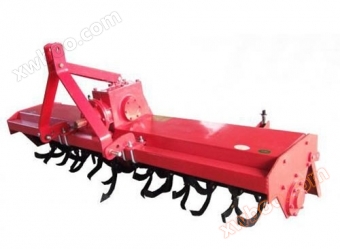 Čtyřkolový traktor rotační stroj