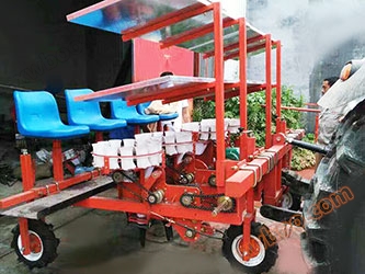Traction type four row cabbage transplanter