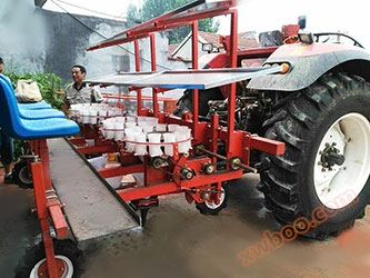Traction type four row vegetable transplanter