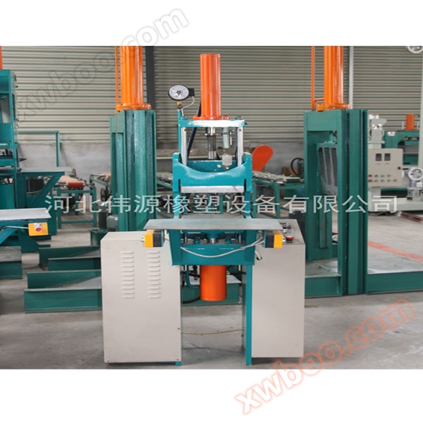 Rubber sealing strip angle injection machine