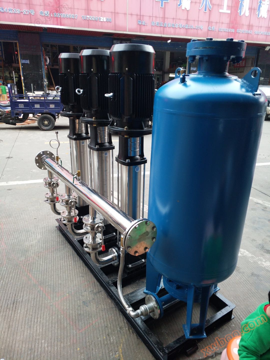 Constant pressure water supply system for residential areas