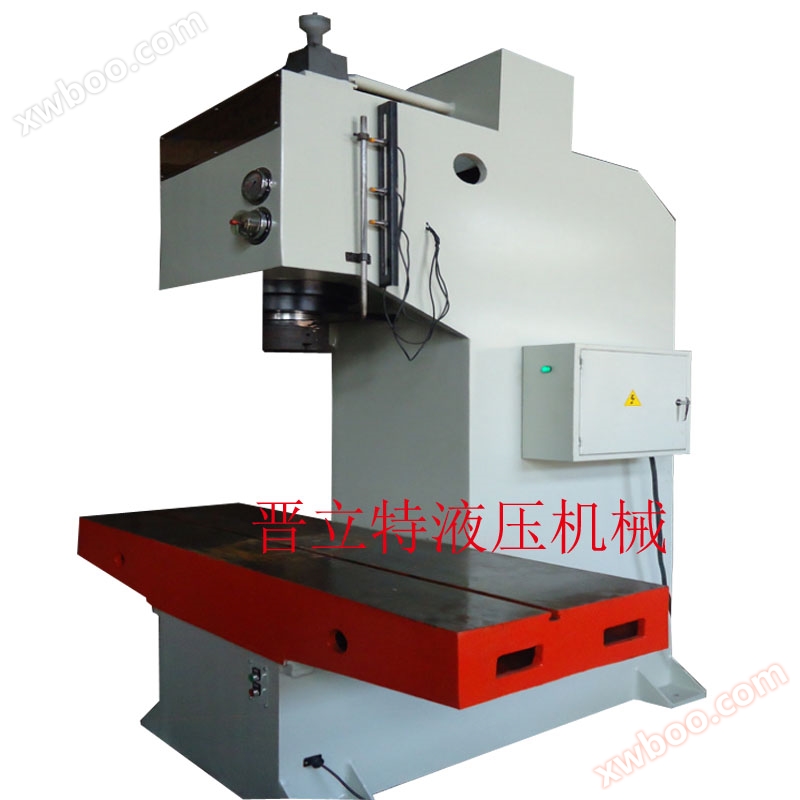 Trong kho cung cấp thép điều chỉnh sửa chữa một cánh tay máy ép thủy lực