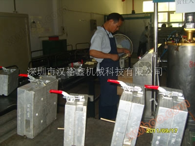 La fábrica de equipos de poliuretano proporciona una línea de montaje de flores de simulación de pu.